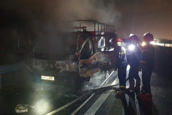 Cháy xe tải trên cao tốc Phan Thiết - Dầu Giây lúc rạng sáng Cháy xe tải trên cao tốc Phan Thiết - Dầu Giây lúc rạng sáng