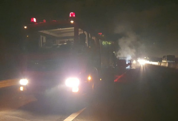 Cháy xe tải trên cao tốc Phan Thiết - Dầu Giây lúc rạng sáng Cháy xe tải trên cao tốc Phan Thiết - Dầu Giây lúc rạng sáng