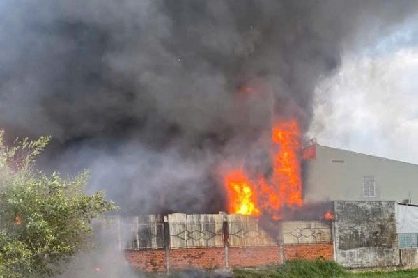 Cháy xưởng nhựa tại xã Đông Thạnh, ảnh hưởng 8 nhà dân