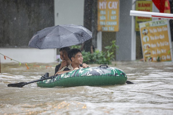 Chèo thuyền giữa 'phố ngập' Hà Nội đi lấy đồ ăn trưa