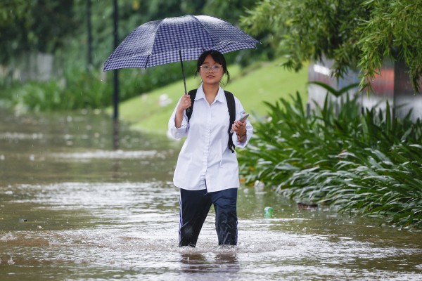 Chèo thuyền giữa 'phố ngập' Hà Nội đi lấy đồ ăn trưa