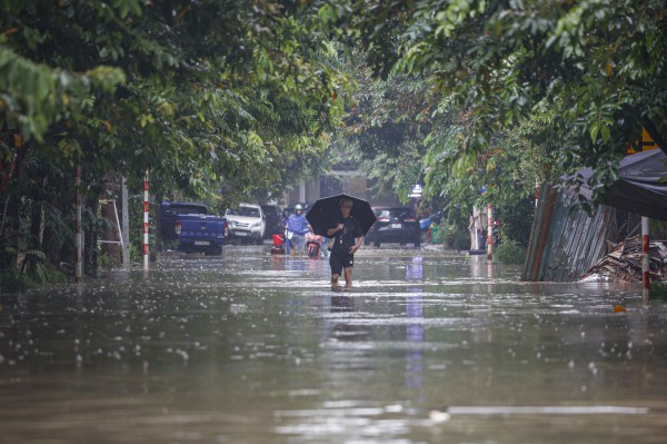 Chèo thuyền giữa 'phố ngập' Hà Nội đi lấy đồ ăn trưa