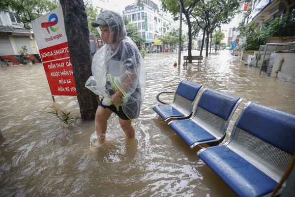 Chèo thuyền giữa 'phố ngập' Hà Nội đi lấy đồ ăn trưa