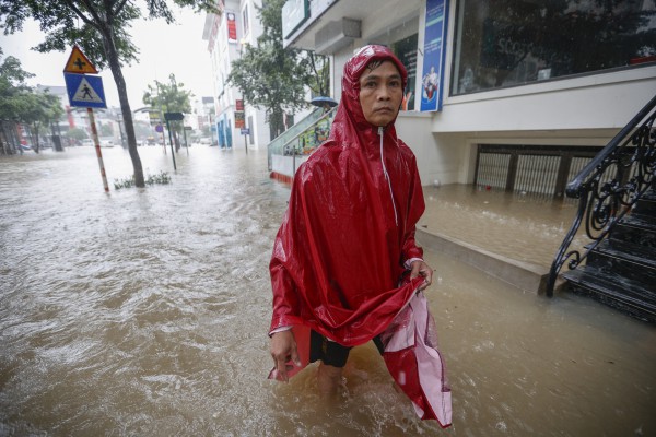Chèo thuyền giữa 'phố ngập' Hà Nội đi lấy đồ ăn trưa