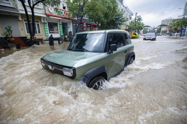 Chèo thuyền giữa 'phố ngập' Hà Nội đi lấy đồ ăn trưa