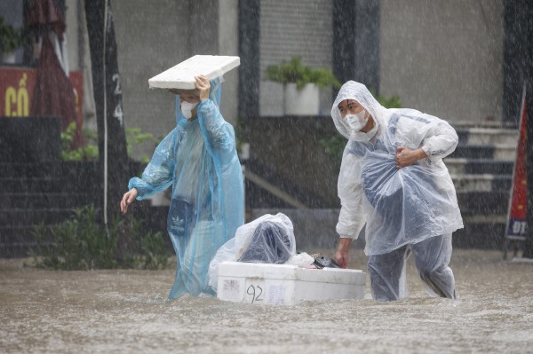 Chèo thuyền giữa 'phố ngập' Hà Nội đi lấy đồ ăn trưa