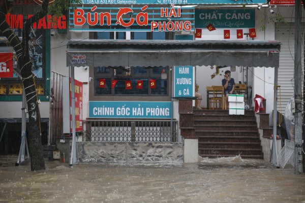 Chèo thuyền giữa 'phố ngập' Hà Nội đi lấy đồ ăn trưa