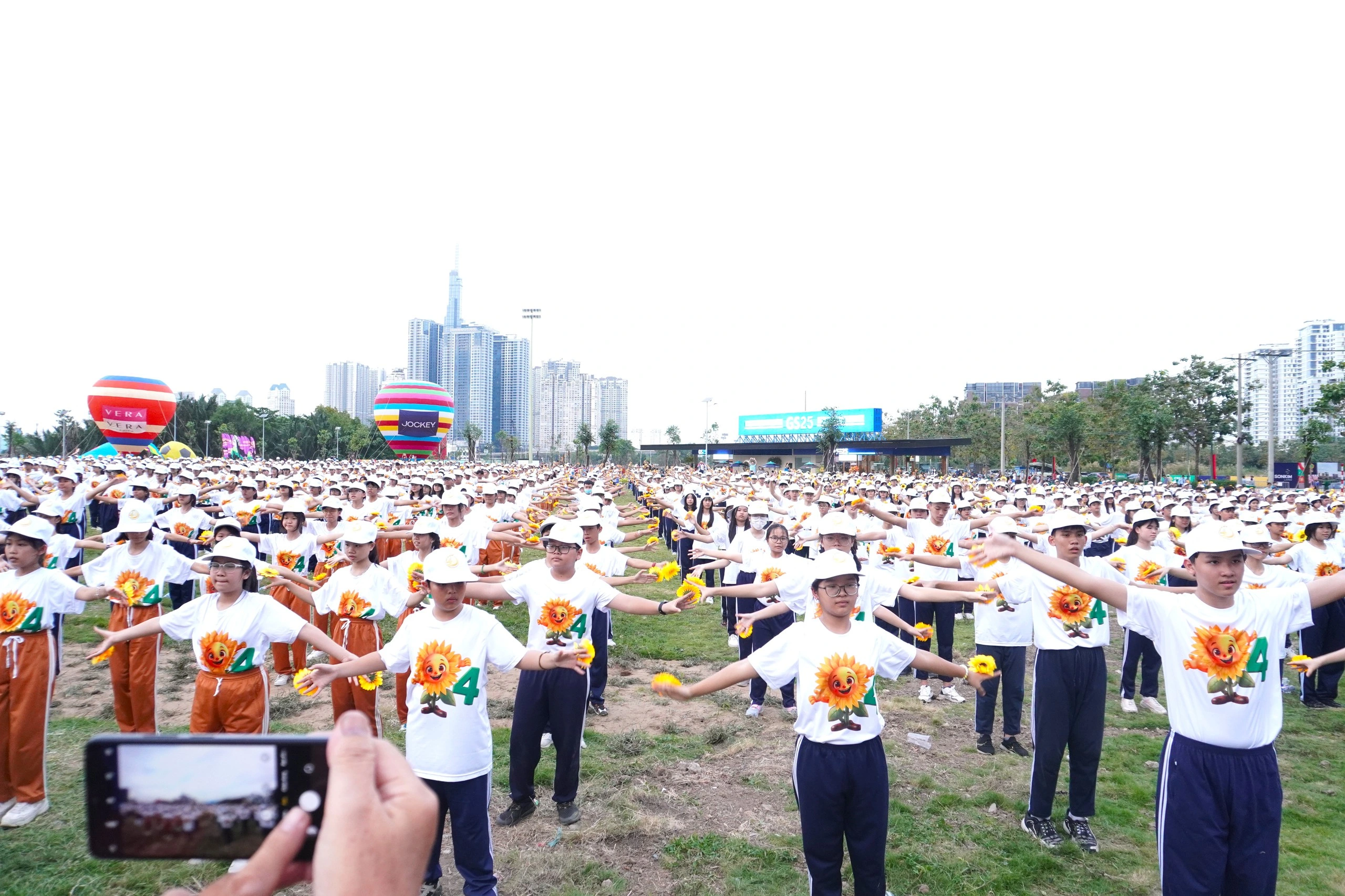 Chi Pu biểu diễn tại lễ khánh thành công viên Sáng Tạo ở bờ sông Sài Gòn