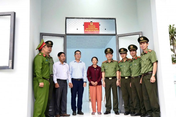 Chiến dịch Quang Trung: Công an tỉnh Khánh Hòa bàn giao căn nhà thứ 11 cho người dân Chiến dịch Quang Trung: Công an tỉnh Khánh Hòa bàn giao căn nhà thứ 11 cho người dân