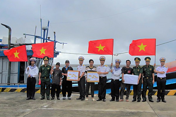 Chiến sĩ Trường Sa trao quà tết, tiếp sức ngư dân vươn khơi bám biển