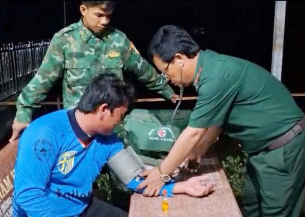 Chìm tàu cá, 4 thuyền viên trôi dạt trên vùng biển Cà Mau Chìm tàu cá, 4 thuyền viên trôi dạt trên vùng biển Cà Mau