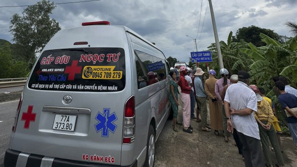 Chở con đi lấy số báo danh thi tốt nghiệp, cha tông vào trụ điện tử vong Chở con đi lấy số báo danh thi tốt nghiệp, cha tông vào trụ điện tử vong