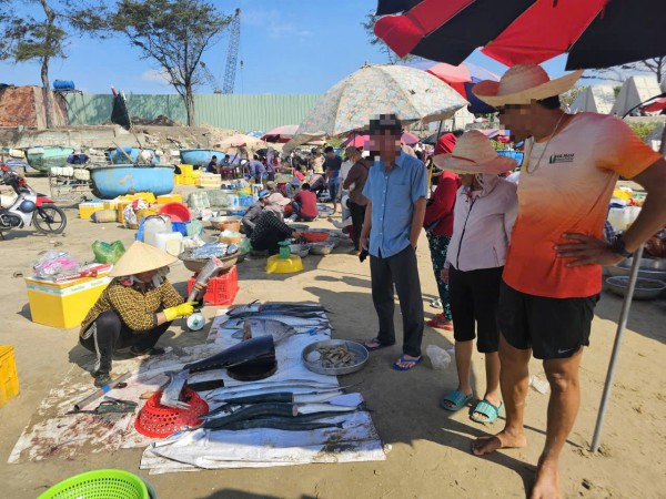 Chợ hải sản tự phát tại biển Long Cung: Phường Rạch Dừa kiên quyết xử lý