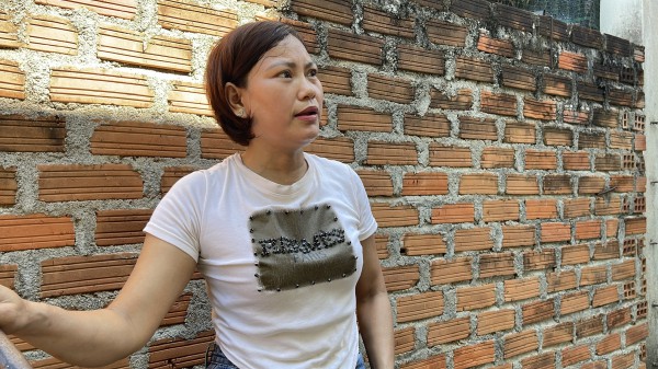 Chờ nhiều giờ nhận hỗ trợ thiệt hại bão lũ, có hộ chỉ được 1.300 đồng
