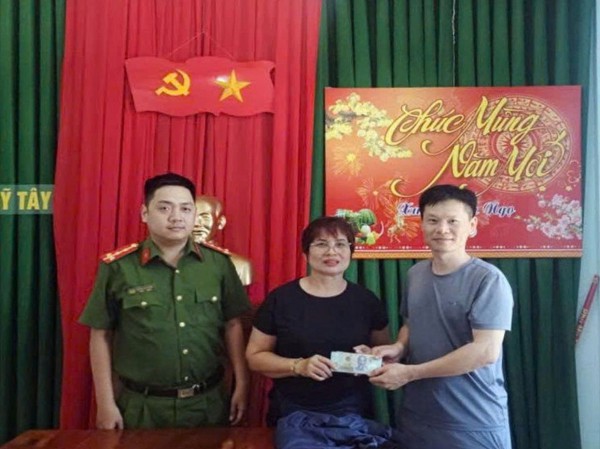 Chủ quán cơm nhặt được hơn 32 triệu đồng, trả lại khách để quên