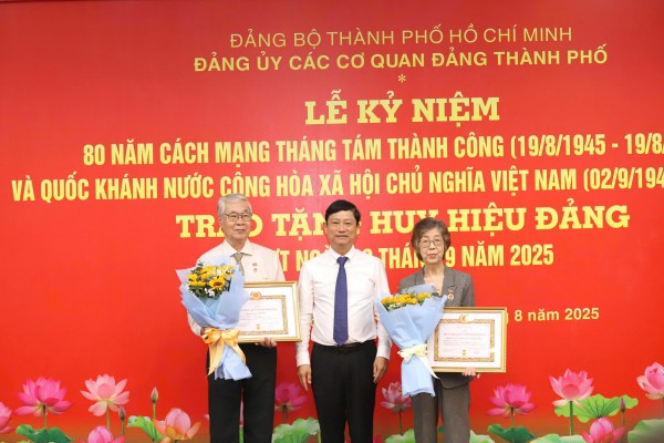 Chủ tịch HĐND TP.HCM Võ Văn Minh trao Huy hiệu Đảng đến 30 đảng viên Chủ tịch HĐND TP.HCM Võ Văn Minh trao Huy hiệu Đảng đến 30 đảng viên