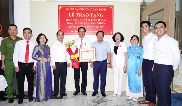 Chủ tịch Nguyễn Văn Được trao Huy hiệu Đảng cho Phu quân nguyên Phó chủ tịch nước