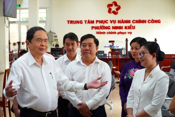 Chủ tịch Quốc hội khảo sát hành chính công tại Cần Thơ