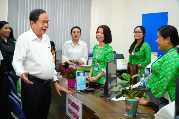 Chủ tịch Quốc hội khảo sát hành chính công tại Cần Thơ