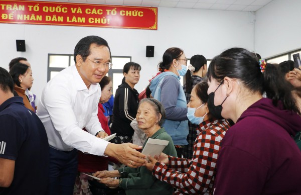 Chủ tịch UBND TP.HCM tặng quà tết người dân khu vực Hóc Môn