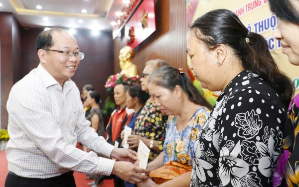 Chủ tịch UBND TP.HCM tặng quà tết người dân khu vực Hóc Môn