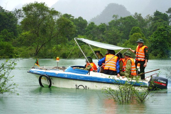 Chủ tịch UBND tỉnh Quảng Trị vượt lũ vào thăm đồng bào Rục đang bị cô lập Chủ tịch UBND tỉnh Quảng Trị vượt lũ vào thăm đồng bào Rục đang bị cô lập
