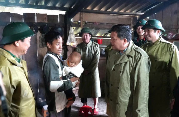 Chủ tịch UBND tỉnh Quảng Trị vượt lũ vào thăm đồng bào Rục đang bị cô lập Chủ tịch UBND tỉnh Quảng Trị vượt lũ vào thăm đồng bào Rục đang bị cô lập