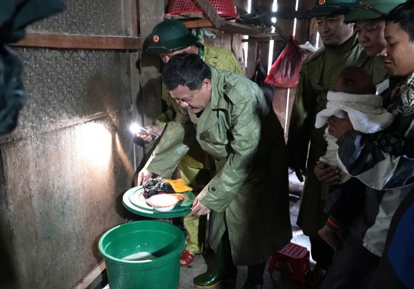 Chủ tịch UBND tỉnh Quảng Trị vượt lũ vào thăm đồng bào Rục đang bị cô lập Chủ tịch UBND tỉnh Quảng Trị vượt lũ vào thăm đồng bào Rục đang bị cô lập