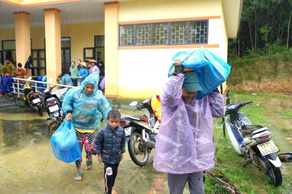 Chủ tịch UBND tỉnh Quảng Trị vượt lũ vào thăm đồng bào Rục đang bị cô lập Chủ tịch UBND tỉnh Quảng Trị vượt lũ vào thăm đồng bào Rục đang bị cô lập