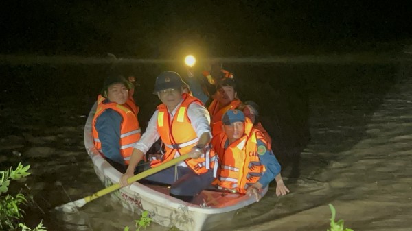 Chủ tịch UBND xã Krông Bông chèo thuyền vượt lũ đưa đoàn kiểm tra về nơi an toàn