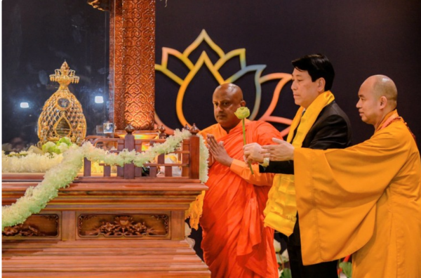 Chủ tịch nước Lương Cường chiêm bái xá lợi Phật tại chùa Thanh Tâm Chủ tịch nước Lương Cường chiêm bái xá lợi Phật tại chùa Thanh Tâm