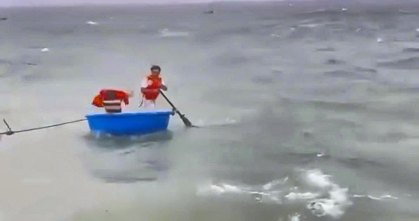 Chủ tịch nước tặng Huân chương Dũng cảm cho hai ngư dân Lý Sơn cứu người trong bão Chủ tịch nước tặng Huân chương Dũng cảm cho hai ngư dân Lý Sơn cứu người trong bão