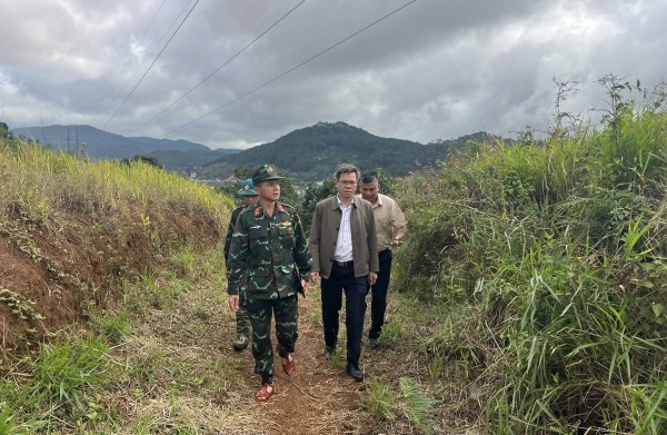 Chuyên gia Hà Nội khảo sát vết nứt dài trên đồi Ba Lá Xanh