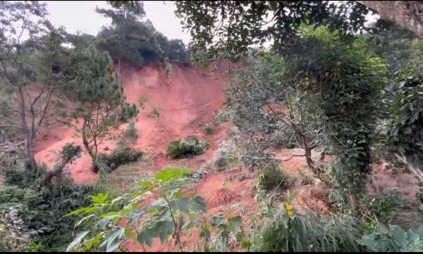 Chuyên gia Hà Nội khảo sát vết nứt dài trên đồi Ba Lá Xanh