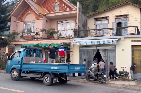 Chuyên gia Hà Nội khảo sát vết nứt dài trên đồi Ba Lá Xanh