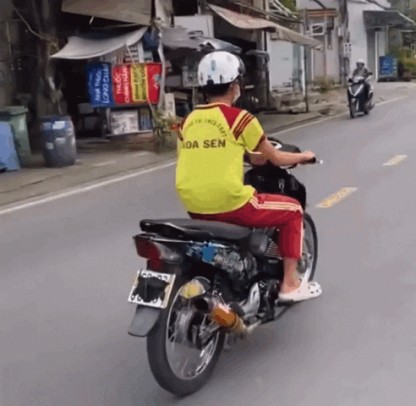 Clip học sinh chạy xe độ, che biển số: CSGT TP.HCM phạt cả học sinh lẫn chủ xe