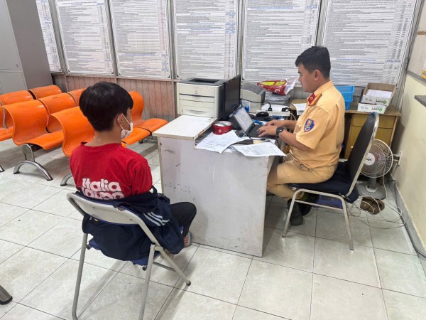 Clip học sinh chạy xe độ, che biển số: CSGT TP.HCM phạt cả học sinh lẫn chủ xe