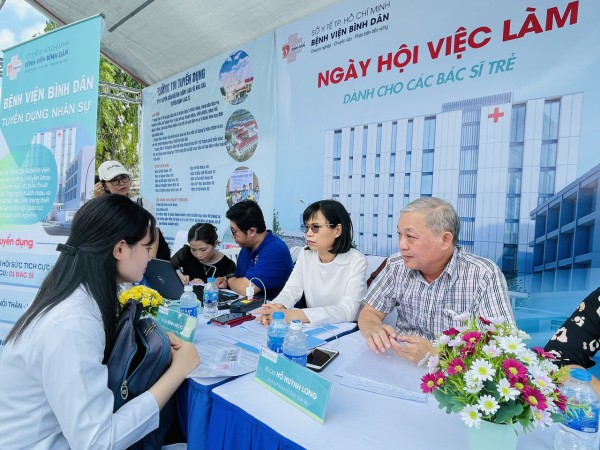 Cơ hội cho bác sĩ trẻ cả nước làm việc tại bệnh viện hàng đầu ở TP.HCM Cơ hội cho bác sĩ trẻ cả nước làm việc tại bệnh viện hàng đầu ở TP.HCM