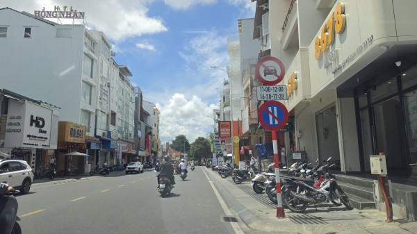 Có nên điều chỉnh biển cấm ô tô theo giờ ở Đà Lạt trong mùa hè?