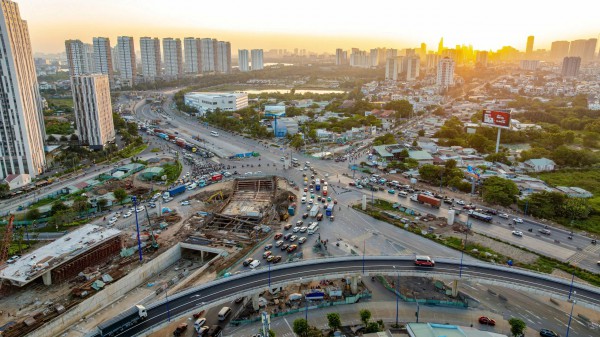 Có nên tháo dỡ vòng xoay ở TP.HCM: Xây thêm cầu vượt, hầm chui