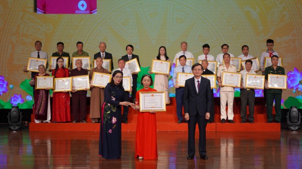 'Có những con người đầy khổ đau nhưng lại hy sinh, bao bọc những mảnh đời nghèo khổ'