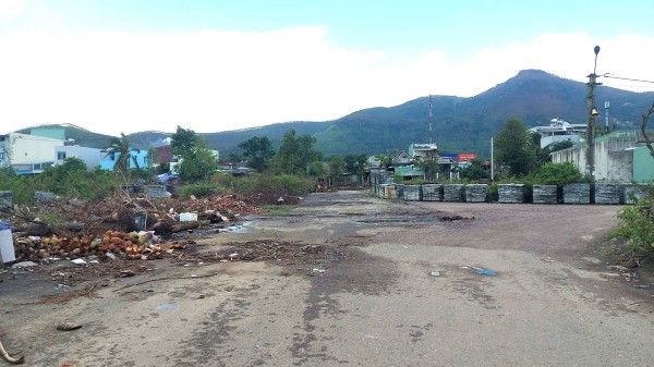 Cơ sở phế liệu, gia công đá 'bủa vây' khu tái định cư