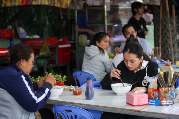 Cơm sinh viên: ‘Ăn qua loa rồi vùi đầu học hành, làm thêm là sai lầm’