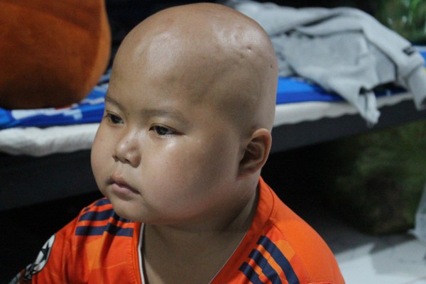 Con muốn sống: Người mẹ nghèo cầu cứu, 'sẽ bán nhà để cứu con ung thư' Con muốn sống: Người mẹ nghèo cầu cứu, 'sẽ bán nhà để cứu con ung thư'