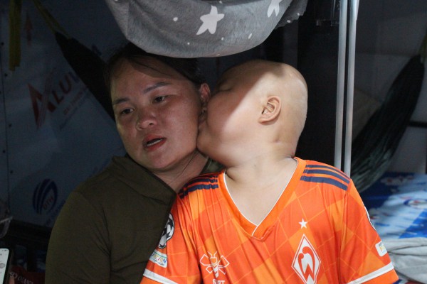 Con muốn sống: Người mẹ nghèo cầu cứu, 'sẽ bán nhà để cứu con ung thư' Con muốn sống: Người mẹ nghèo cầu cứu, 'sẽ bán nhà để cứu con ung thư'