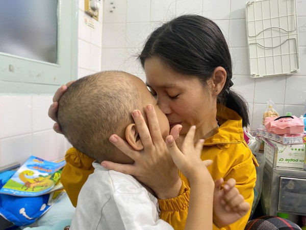 Con muốn sống: Vét 7 triệu đồng tiền cưới, người mẹ nghèo cứu con ung thư máu Con muốn sống: Vét 7 triệu đồng tiền cưới, người mẹ nghèo cứu con ung thư máu