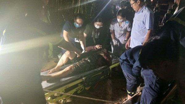 Công an Gia Lai cứu sống một phụ nữ rơi xuống giếng sâu gần 30 m