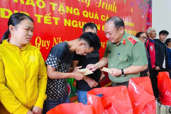 Công an Gia Lai trao 600 suất quà tết cho người dân vùng lũ Hải Minh