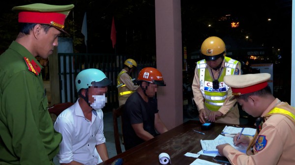 Công an Huế quyết liệt xử lý thanh thiếu niên chạy xe lạng lách, gây rối Công an Huế quyết liệt xử lý thanh thiếu niên chạy xe lạng lách, gây rối