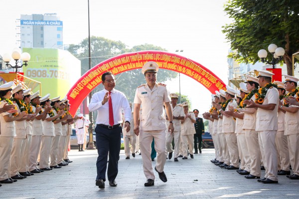 Công an TP.HCM dâng hương, dâng hoa ở Tượng đài Công an nhân dân